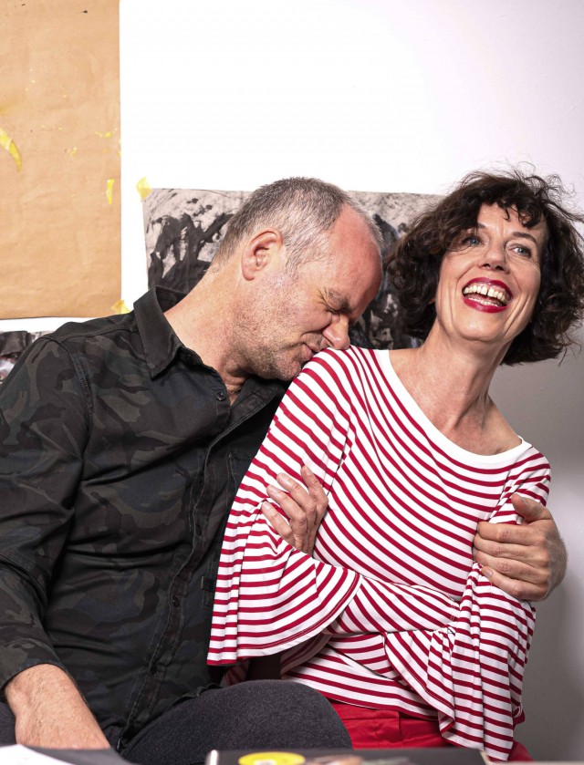 Wolfgang mit dem Arm um die lachende Birgit.